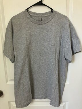 NWOT Gildan Men’s Crew Neck T-Shirt, Heather Grey, Large